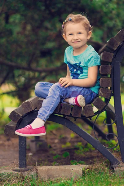 Linda niña en el parque en el día de verano — Foto de Stock