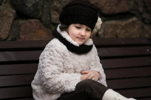 Pequeña chica de moda en ropa de abrigo — Foto de Stock