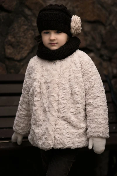 Pequeña chica de moda en ropa de abrigo — Foto de Stock