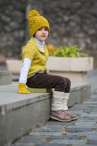 暖かい服装でファッショナブルな少女 — ストック写真