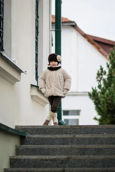 Fetiță la modă în haine calde — Fotografie, imagine de stoc