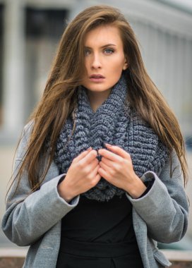 Bina arka plan üzerinde sevimli kız duruyor