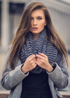 Bina arka plan üzerinde sevimli kız duruyor