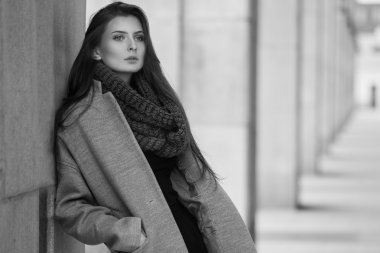 Bina arka plan üzerinde sevimli kız duruyor