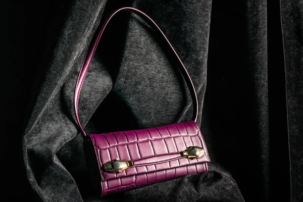 Fashionabla väska på mörk bakgrund — Stockfoto