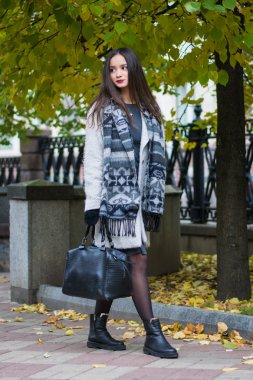 Sonbahar bir yürüyüşte mutlu güzel kız portresi