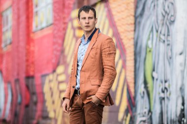 Ayakta ve uzağa bakarak mavi tişörtlü adam Cool moda.