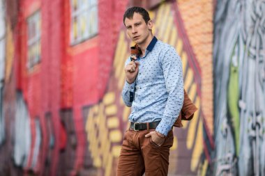 çekici genç erkek model açık havada mavi gömlek poz