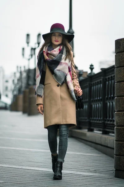 Mladá krásná módní šťastná dáma pózuje na ulici — Stock fotografie