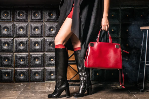 Woman sexy legs with handbag. Fashionable style — Stock Photo, Image