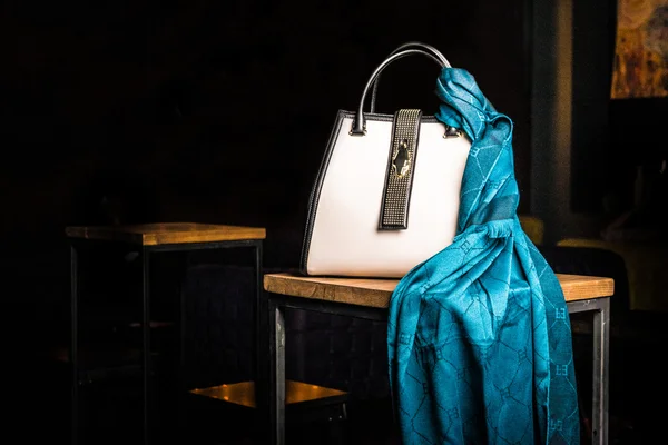Fashionabla väska på mörk bakgrund — Stockfoto