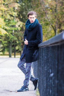 Şık genç adam yolun