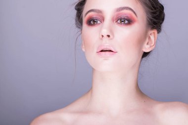 Kırmızı makyaj ile güzel kadının harika portre.