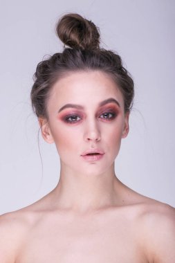 Kırmızı makyaj ile güzel kadının harika portre.