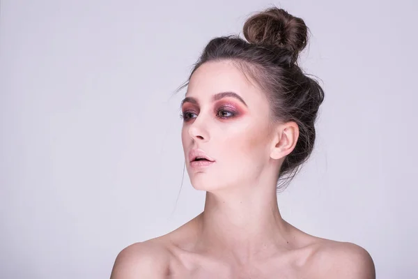 Maravilloso retrato de mujer hermosa con maquillaje rojo . — Foto de Stock