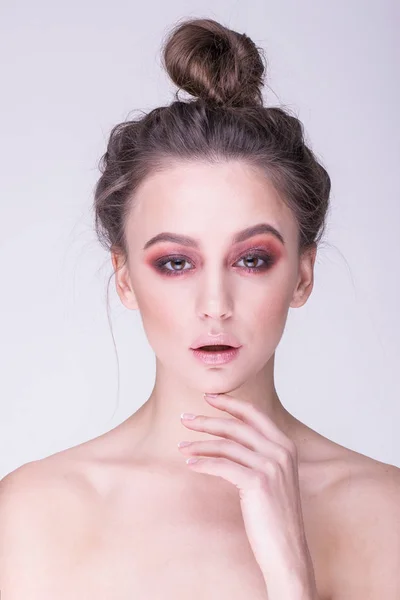 Maravilloso retrato de mujer hermosa con maquillaje rojo . —  Fotos de Stock