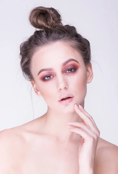 Maravilloso retrato de mujer hermosa con maquillaje rojo . —  Fotos de Stock