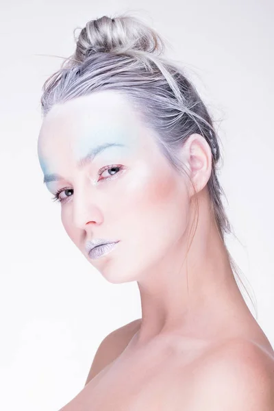 Modelo en imagen creativa con maquillaje artístico azul plateado — Foto de Stock