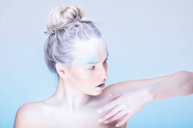 Gümüş Mavi sanatsal makyaj ile yaratıcı görüntü model