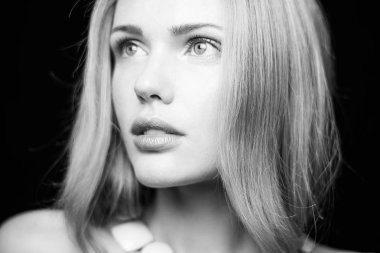 Vogue stilini şehvetli kadın fotoğrafı