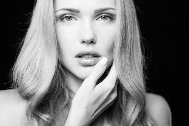 Vogue stilini şehvetli kadın fotoğrafı