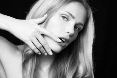 Vogue stilini şehvetli kadın fotoğrafı