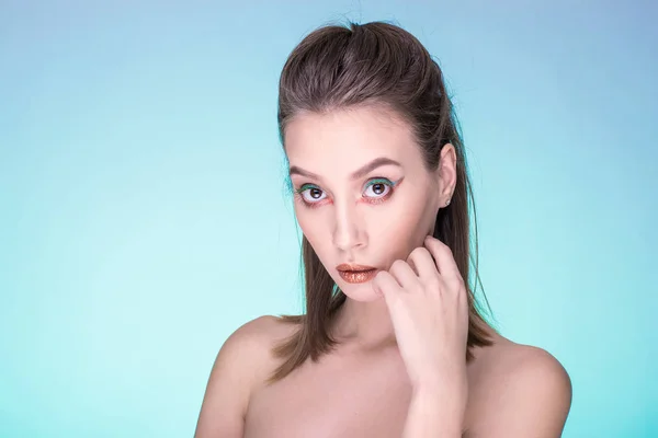 Asiático belleza cara primer plano retrato con creativo maquillaje —  Fotos de Stock