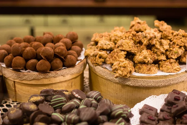 Chocolate hecho a mano en tienda —  Fotos de Stock