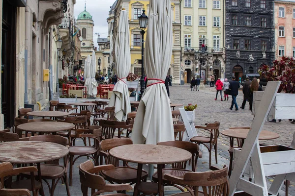 Mesas vacías de café al aire libre en el centro de la ciudad de Lviv — Foto de Stock