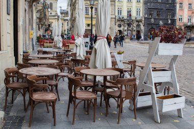 Açık şehir merkezi Lviv kafede boş tabloları