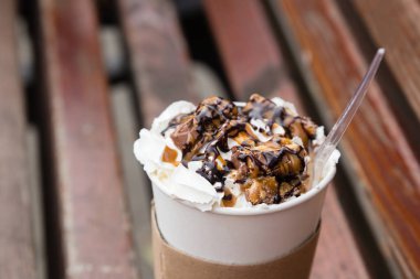 whiped kahve üzerinde gitmek için krem