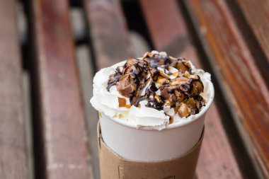 whiped kahve üzerinde gitmek için krem