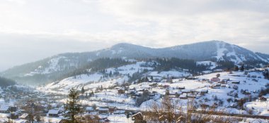 Dağlar köy kış manzarası