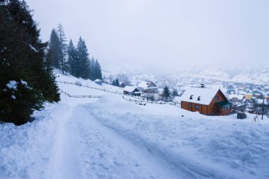 Dağlar köy kış manzarası