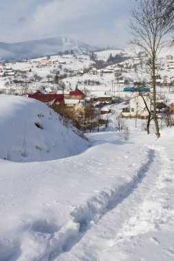 Dağlar köy kış manzarası