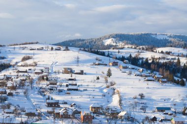 Dağlar köy kış manzarası