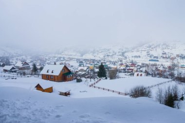 Dağlar köy kış manzarası