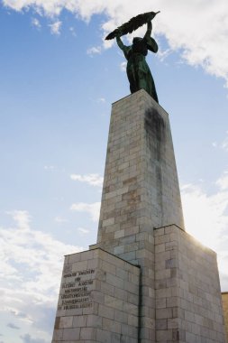 Budapeşte'heykeli mavi gökyüzü arka plan üzerinde