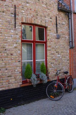 Bruge Caddesi üzerinde kırmızı bisiklet