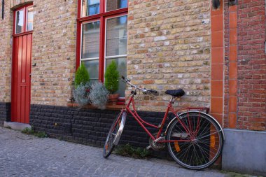 Bruge Caddesi üzerinde kırmızı bisiklet