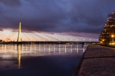 Kozmopolit gece cityscape Baltık riverside