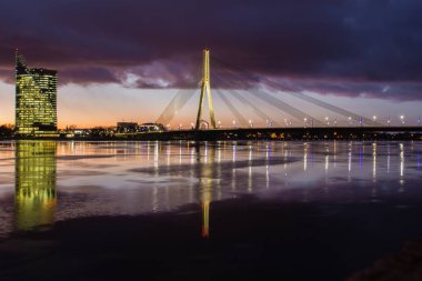 Kozmopolit gece cityscape Baltık riverside