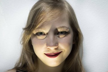 Emin gülümseyen bir kızın Portraite