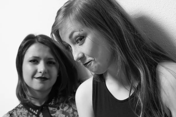 Две девушки модели позируют для фото черно-белый — стоковое фото