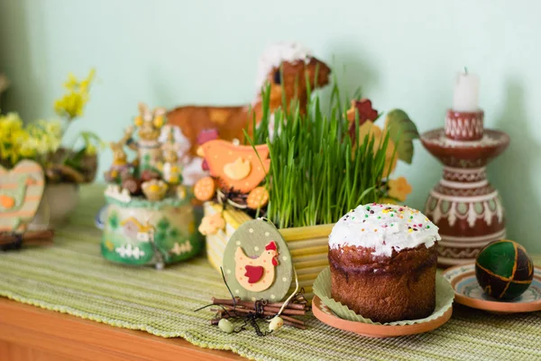 Pão de Páscoa e mesa decorada — Fotografia de Stock