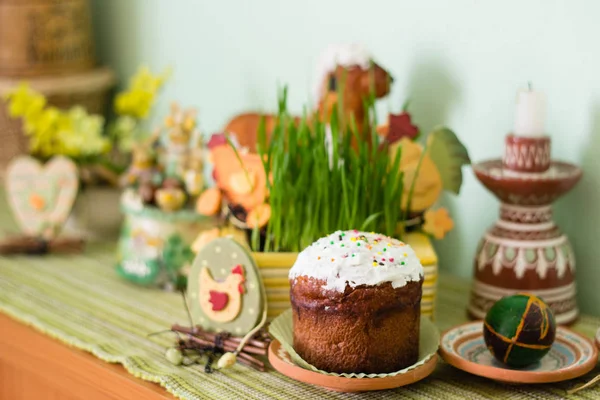 Easter bread and decorated table — Stock Photo, Image