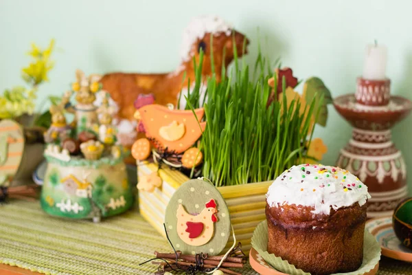 Pão de Páscoa e mesa decorada — Fotografia de Stock