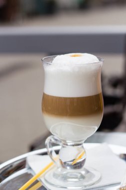 Katmanlar latte kahve n cam Kupası