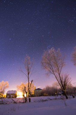 Gökyüzü karlı kış Köyü yukarıda yıldız dolu