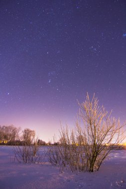 Gökyüzü karlı kış Köyü yukarıda yıldız dolu